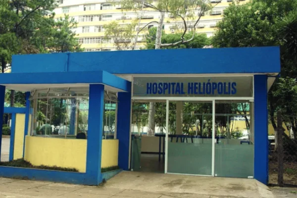 Imagem colorida da fachada de um dos hospitais que deve ser concedido pelo Governo às OSS - Metrópoles