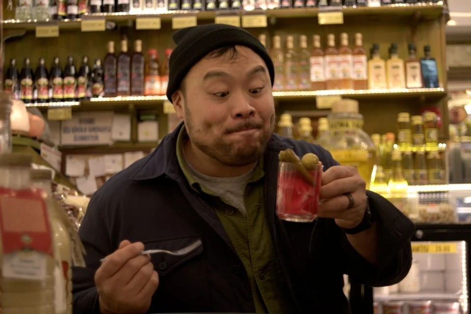 <b>Ugly Delicious</b> – A aclamada série estrelada pelo chef David Chang voltou ao catálogo com uma segunda temporada muito especial: ao saber que será pai, o cozinheiro parte em uma jornada para entender como a comida deve ser repensada para um mundo melhor para as gerações futuras <b>Ugly Delicious</b> – A aclamada série estrelada pelo chef David Chang voltou ao catálogo com uma segunda temporada muito especial: ao saber que será pai, o cozinheiro parte em uma jornada para entender como a comida deve ser repensada para um mundo melhor para as gerações futuras