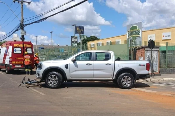 Caminhonete atropela dois ciclistas no SIA; vítima é hospitalizada com edema craniano