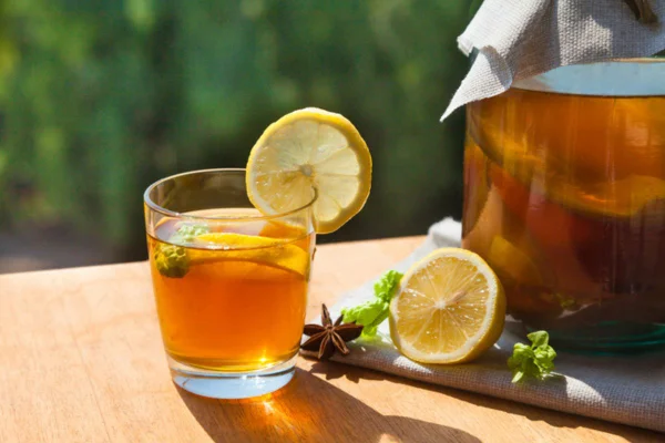 Imagem colorida de chá de kombucha