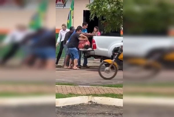 Homem baleado sendo socorrido