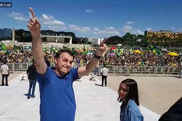 Bolsonaro aparece em ato e avisa: “Não haverá interferência no governo”
