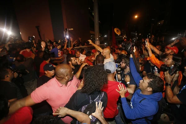Seis jornalistas foram agredidos durante prisão de Lula