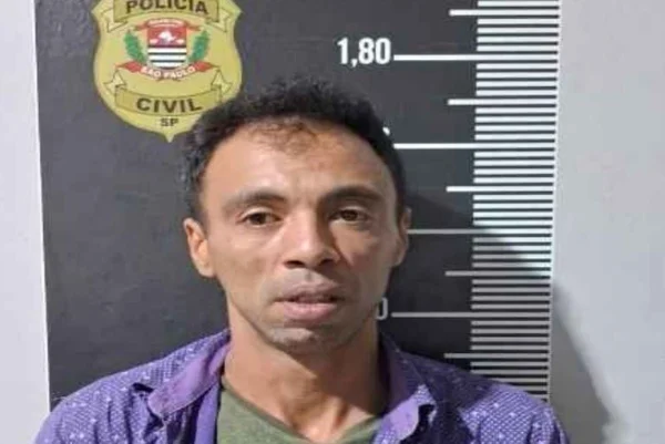 Foto colorida de Leonardo da Costa Conrado fichado na Polícia Civil de SP - Metrópoles