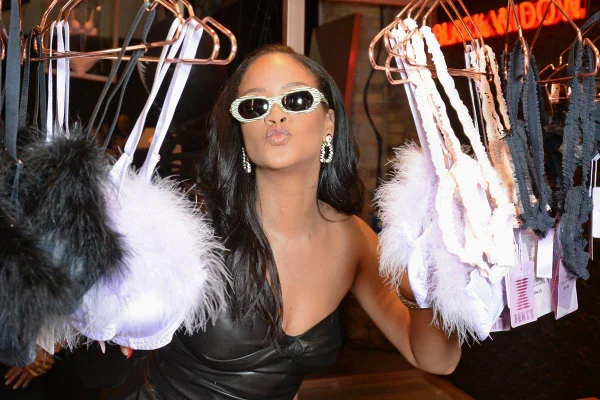 Rihanna ao lado de arara de lingeries