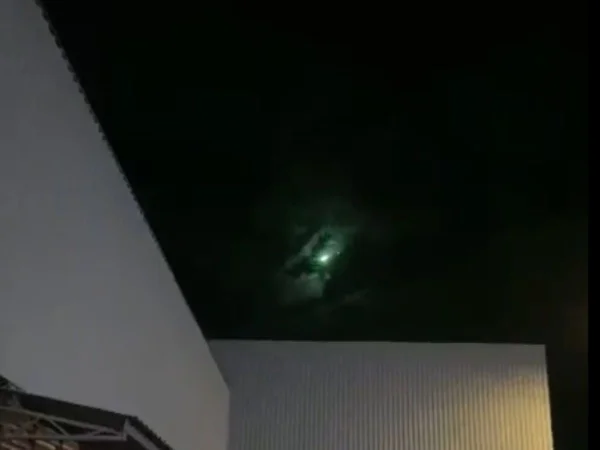 Efeito de luzes no céu foi provocado por meteoro, dizem cientistas