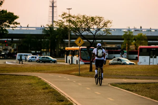 Pedalar na contramão é uma das causas de acidentes com ciclistas no DF