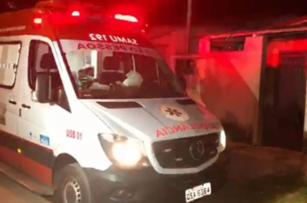 Motocicleta com quatro pessoas se envolve em acidente em João Pessoa