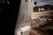 Os dois veículos estavam em sentidos opostos quando colidiram Os dois veículos estavam em sentidos opostos quando colidiram