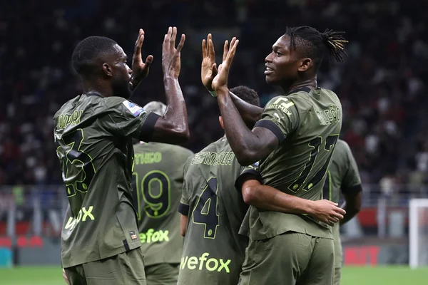 Foto colorida de Rafael Leão