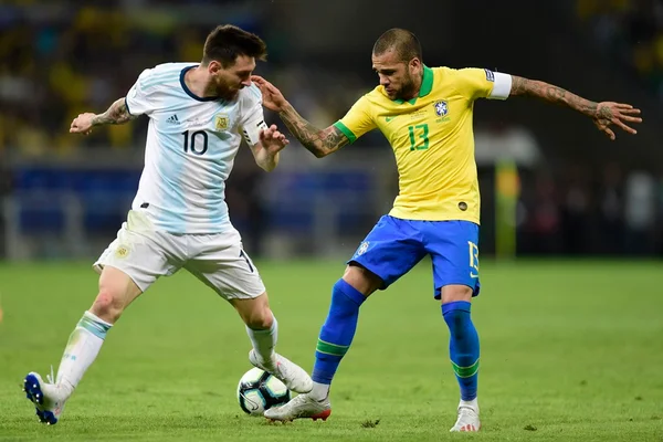 “Gratidão”: Daniel Alves escreve mensagem de apoio a Messi