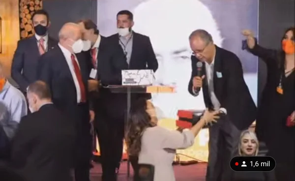 Próxima de Bolsonaro, direção do Flamengo presenteia namorada de Lula