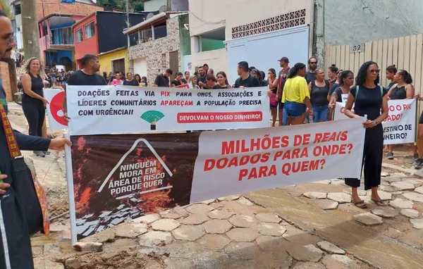 Protesto de moradores de São Sebastião contra ONGs que receberam doações para ajudar as vítimas das chuvas