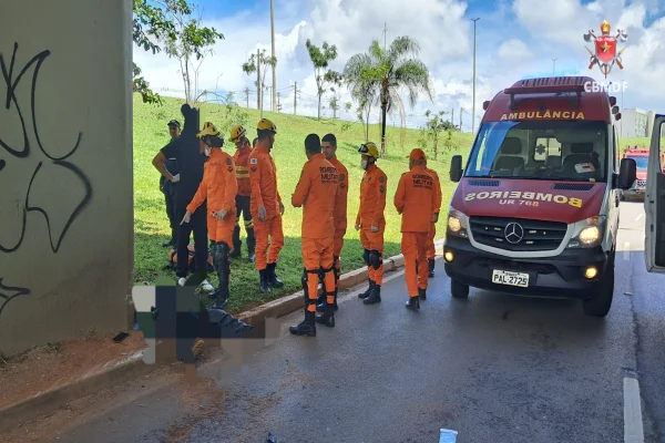 Motociclista de 60 anos morre após bater em pilar de viaduto no DF