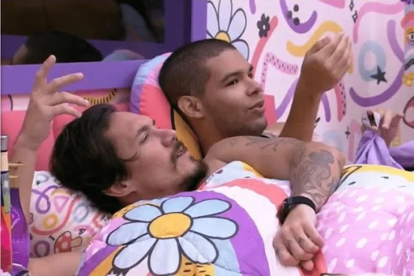 Vyni e Eliezer deitados na cama do BBB22