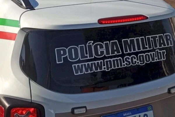 Imagem colorida mostra carro adesivado com o nome da Polícia Militar de Santa Catarina - Metrópoles
