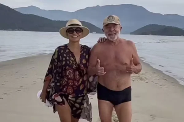 Imagem colorida, De sunga, Lula aparece em vídeo das férias no RJ publicado por Janja -Metrópoles