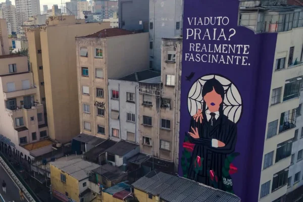 mural multa prefeitura personagem netflix wandinha