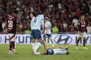 Durante o jogo, o zagueiro Sosa, do Racing, foi atingido pelo companheiro de equipe Marcos Rojo.