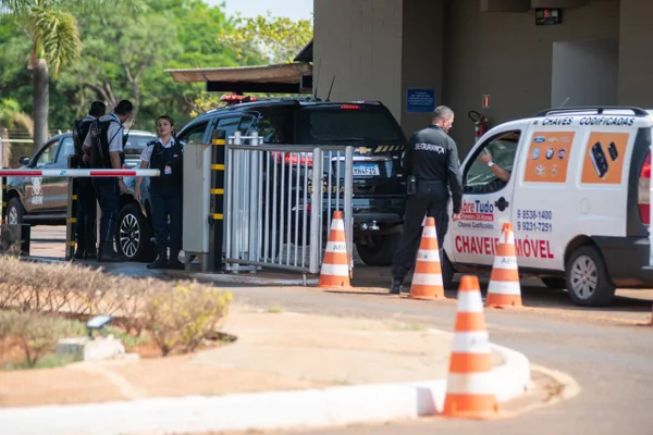 Policiais cumprem dois mandados de prisão e 25 de busca e apreensão, além de medidas cautelares diversas da prisão, expedidos pelo Supremo Tribunal Federal (STF), nos estados de São Paulo, Santa Catarina, Paraná, Goiás e no Distrito Federal