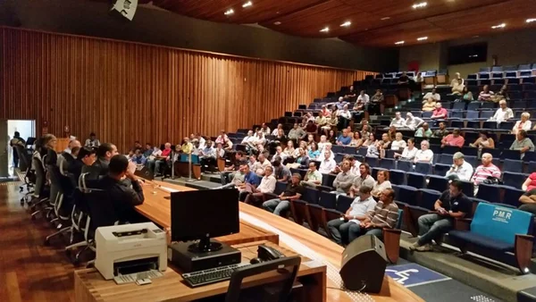 Endividados, policiais civis do DF pedem socorro a distritais