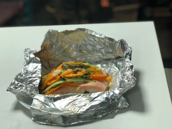 Cozinha de Solteiro: aprenda o salmão com legumes em papillote