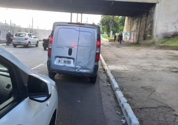 Imagem mostra veículo prateado em avenida - Metrópoles