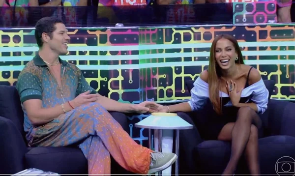 José Loreto pegando na mão da Anitta durante xaveco - Metrópoles