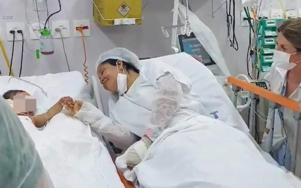 imagem colorida mae e filho se encontram hospital apos explosao lancha