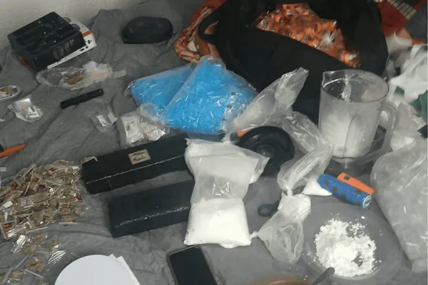 Com porções de cocaína e maconha, a Polícia Militar diz que imóvel parecia ser destinado à manipulação, preparo e fracionamento das drogas