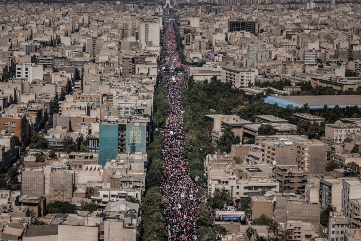 Imagem aérea mostra a avenida Azadi, em Teerã, tomada por iranianos Imagem aérea mostra a avenida Azadi, em Teerã, tomada por iranianos