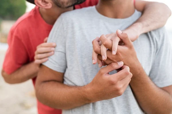 Casal se abraçando