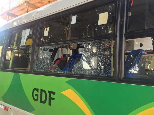 Rodoviários da Cootarde fazem paralisação e ônibus são depredados