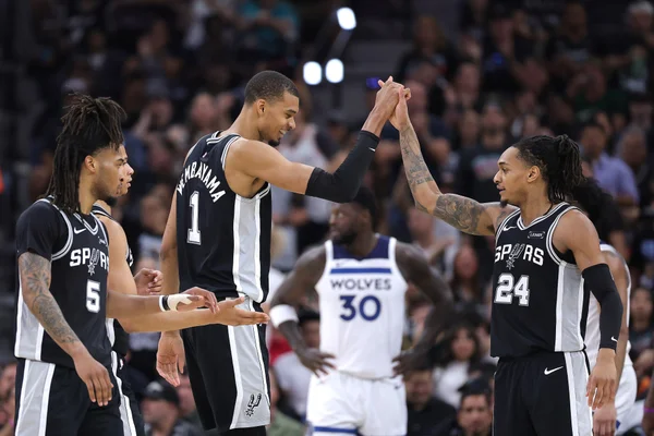 NBA: Spurs superam Wolves e se aproximam da final da Conferência Oeste