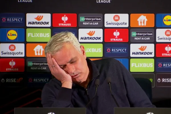 Foto colorida de José Mourinho, técnico do Fernebahçe, fingindo dormir durante coletiva de imprensa - Metrópoles