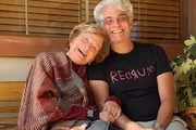 Glória Menezes e Tarcísio Filho posam sorridentes para as redes sociais