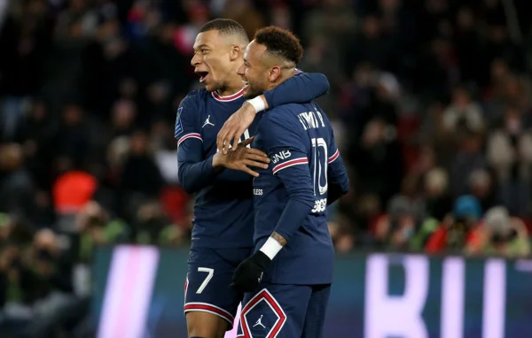 Neymar e Mbappé abraçados