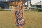 Gabriela Morais, ex-Pugliesi, posa com um vestido colorido durante passeio Gabriela Morais, ex-Pugliesi, posa com um vestido colorido durante passeio