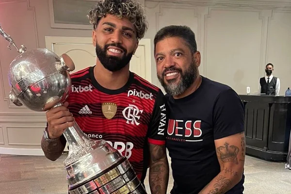 Pai de Gabigol posa com o filho após mais uma conquista do Flamengo - Metrópoles