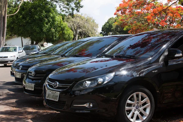 Contra o Uber, taxistas ameaçam incendiar qualquer carro preto