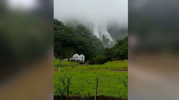 Imagem colorida de "cascata" formada após temporal - Metrópoles