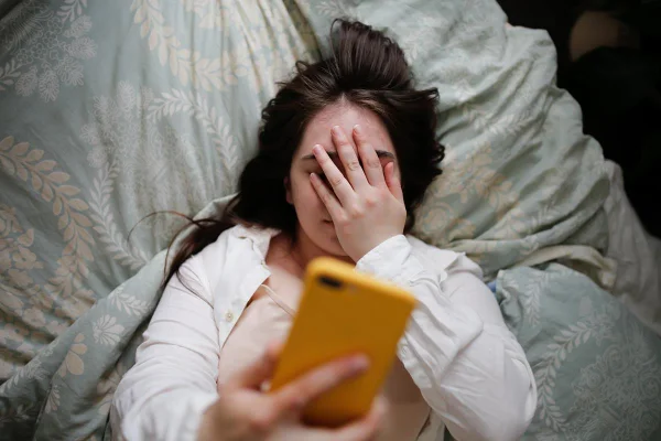 Foto colorida de uma mulher falando no telefone - Metrópoles
