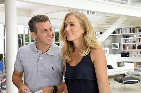 Angélica e Huck andam de carrinho de golfe dentro da mansão onde moram