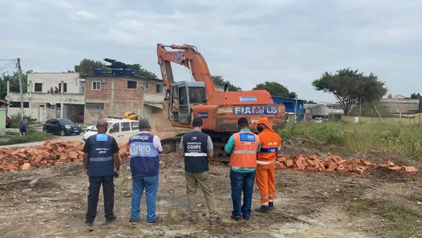Prefeitura derruba construções irregulares em bairro do Rio de Janeiro