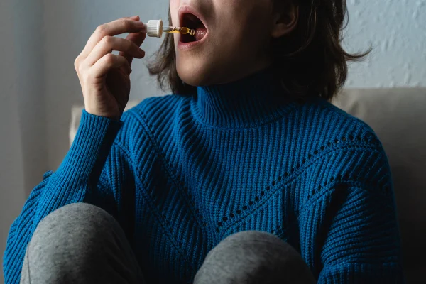 Mulher ingere rémedio via sublingual - Metrópoles