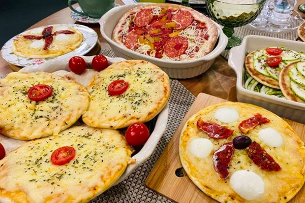 foto de várias pizzas