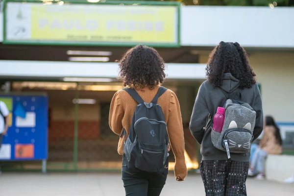 alunos voltam às aulas