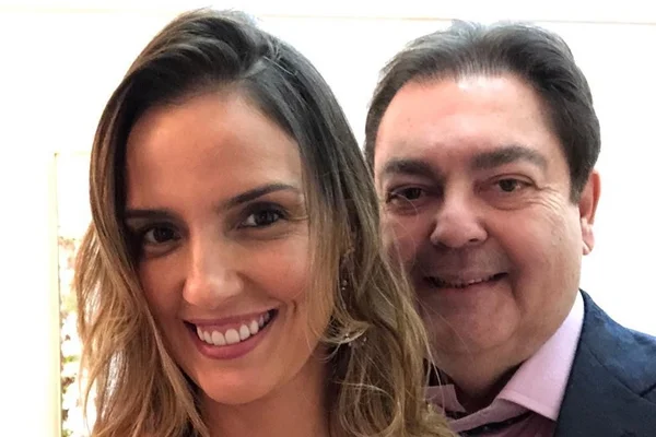 Mulher de Faustão posa com vestido usado em casamento: “Ainda serve”
