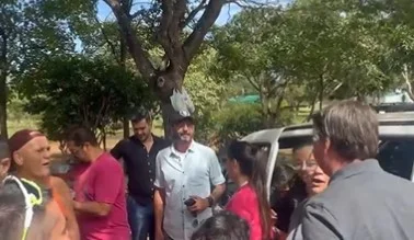 Vídeo: no feriado, Bolsonaro toma água de coco no Parque da Cidade