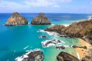 Apesar da difícil localização, a praia da Baía dos Porcos, em Fernando de Noronha, é um dos mais lindos cenários naturais brasileiros. Cercada por belíssimas águas esverdeadas, lá é possível ver tartarugas e se maravilhar com a vista para o Morro dois Irmãos